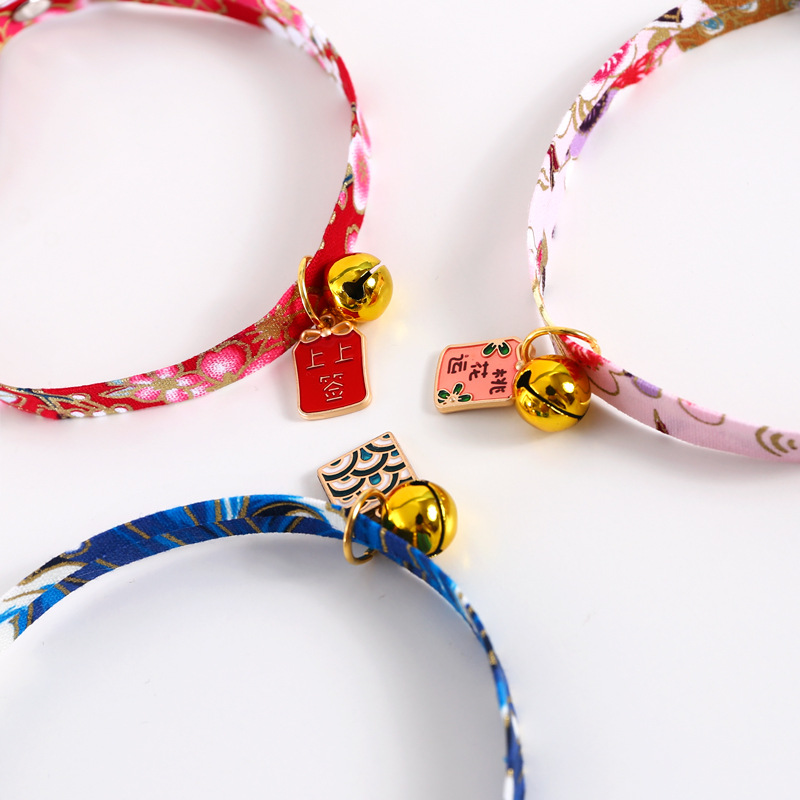 Mascotas de estilo chino estampado ajustable antiasfixia collar gatos perros Año Nuevo de la firma de flores de melocotón collar