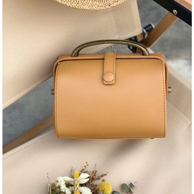 Wholesale Women's Large Capacity Crossbody Bag, Vintage Casual Vegetable Tanned Leather Doctor Bag, Commuter Handbag & Shoulder Bag - Thumbnail 7