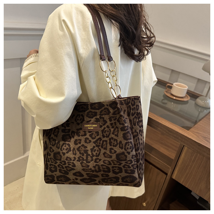A new velvet leopard print single-shoulder bag and hand-held tote bag for women's casual commuting in autumn and winter 2024 undefined