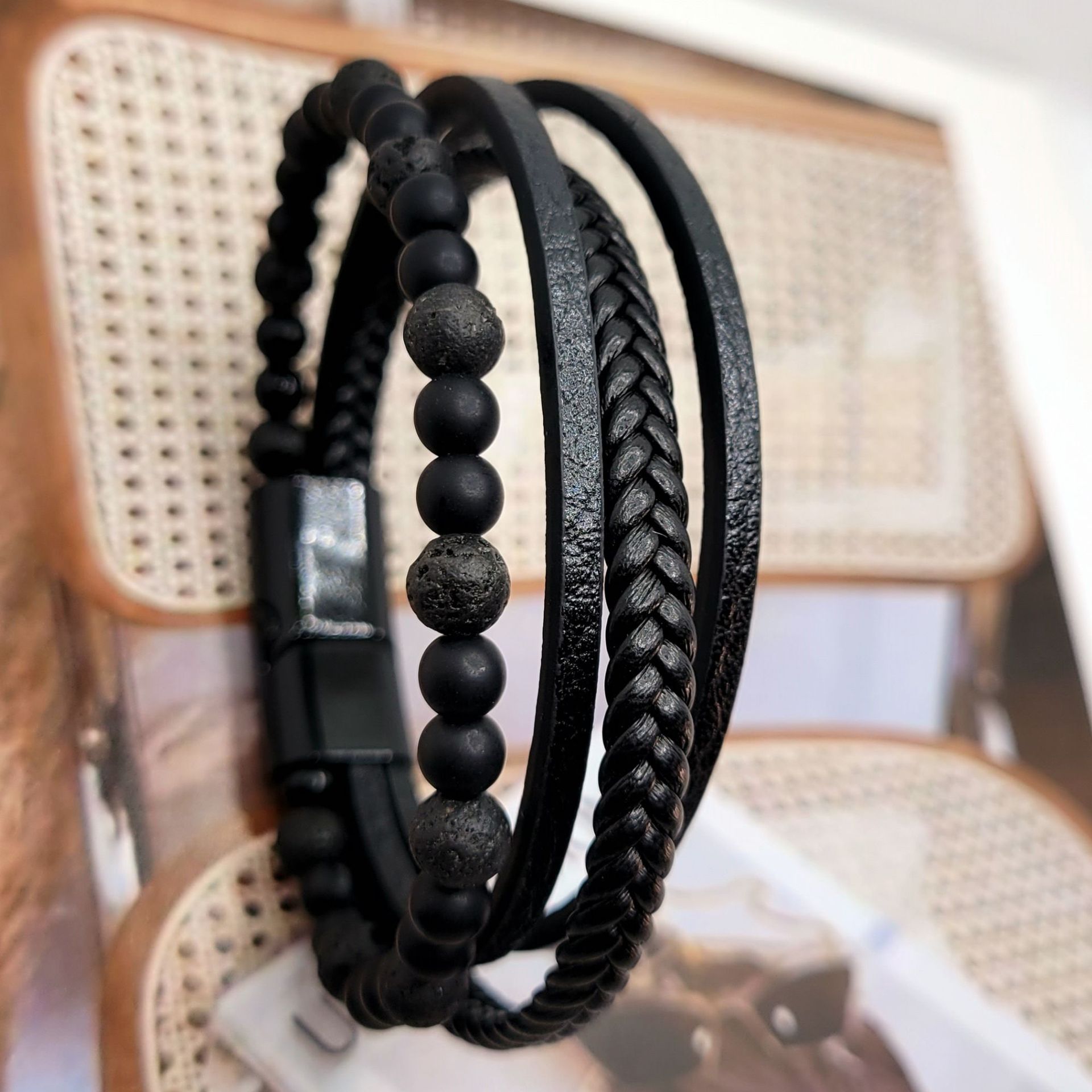 Venta caliente transfronteriza hebilla de aleación pulsera de cuero de los hombres en stock pulsera de piedra de ojo de tigre tejida a mano hebilla de imán pulsera de cuentas