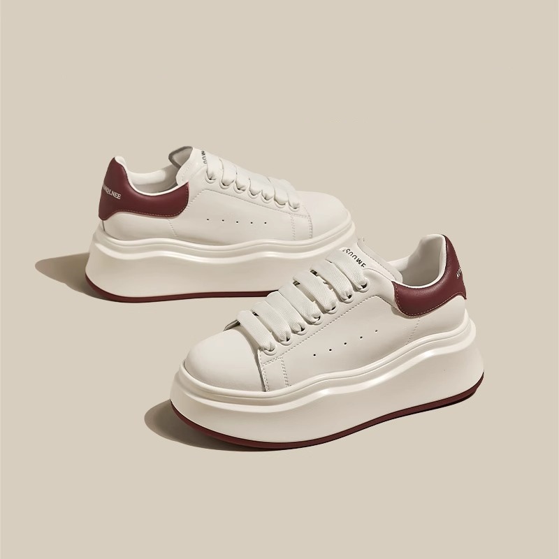 Pequeños zapatos de cuero de suela gruesa McQueen zapatos blancos para mujeres 2024 primavera y otoño nuevos zapatos de muffin zapatos de skate de altura universal