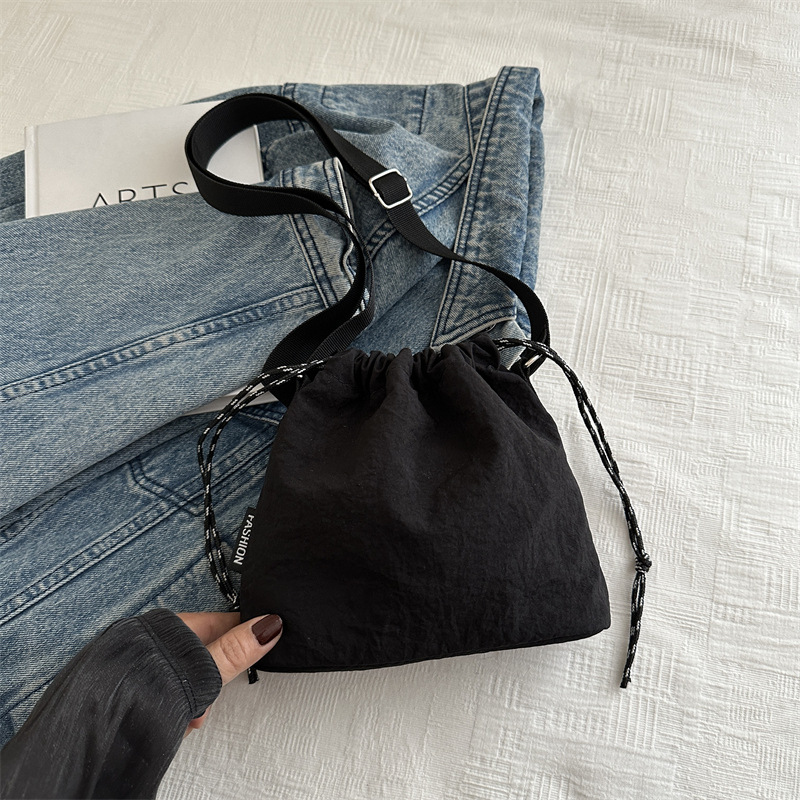 Bolsa de cubo de nylon super caliente para mujeres 2024 nueva moda de verano para estudiantes de clase bolso de hombro mochila