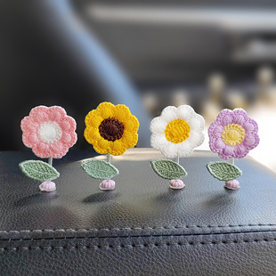 Car center console spring decoration car Zou chrysanthemum decoration electric car small decoration car interior aromatherapy