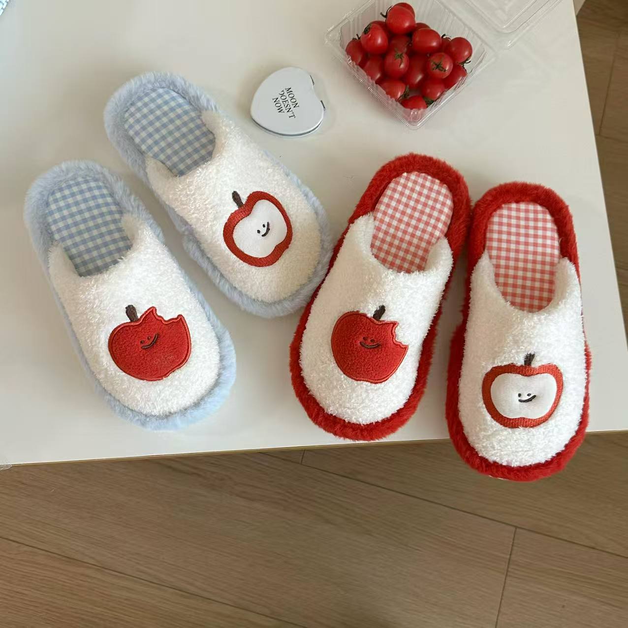 Hermosas zapatillas de peluche de manzana mujeres otoño invierno engrosado antideslizante calentamiento zapatillas de luna pareja zapatillas de algodón interior