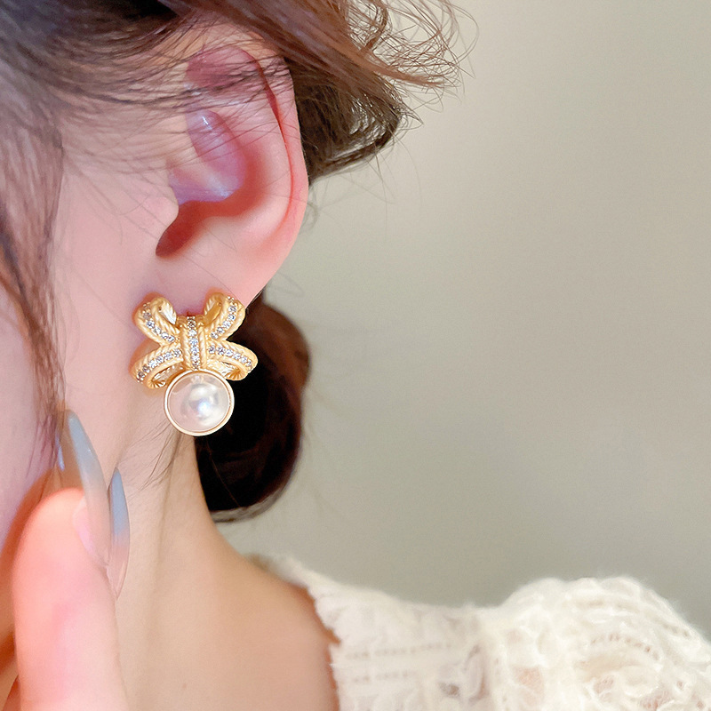 Pendientes de perlas con lazo estilo medieval francés elegante_voghion.com