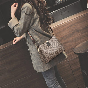 Capacious universal one-shoulder bag, shoulder bag, suitable for spring and autumn