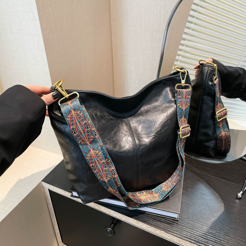 Bolso coreano de gran capacidad para mujeres 2024 otoño y invierno nuevo retro banda ancha mochila de hombro texturizada bolso de cubo de viaje