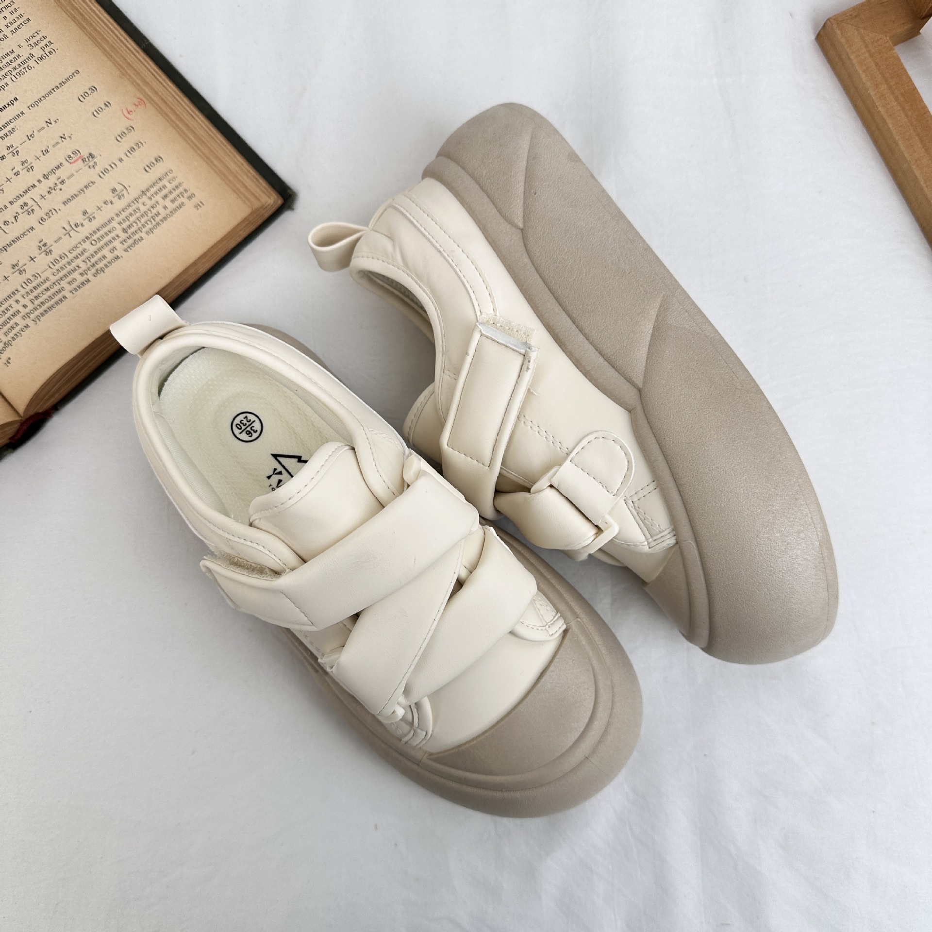 Zapatos de velcro de fondo grueso de fondo bajo para estudiantes de primavera 2025 nuevos zapatos blancos de estilo universal zapatos de mujer de estilo de Hong Kong