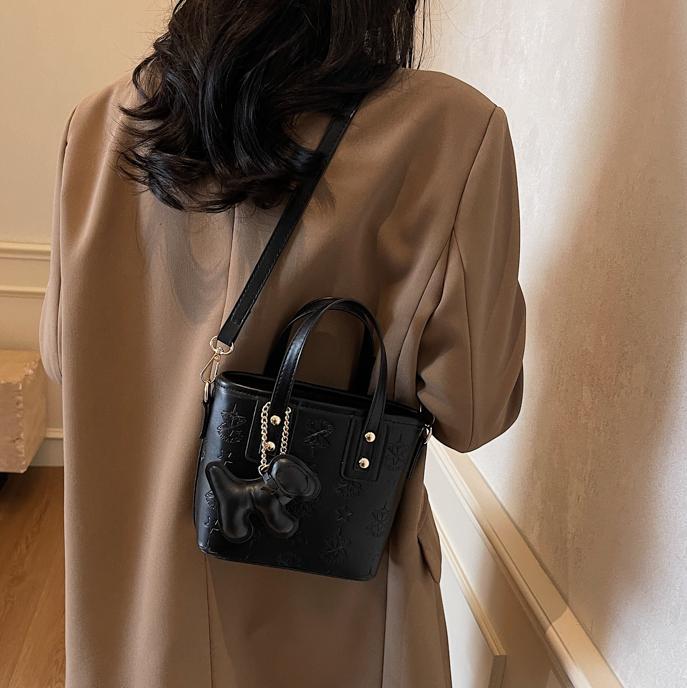 Este año, la popularidad de la bolsa de cubo de mano 2025, la nueva moda coreana, la bolsa de hombro super caliente, la sensación de alta calidad, la bolsa de mochila