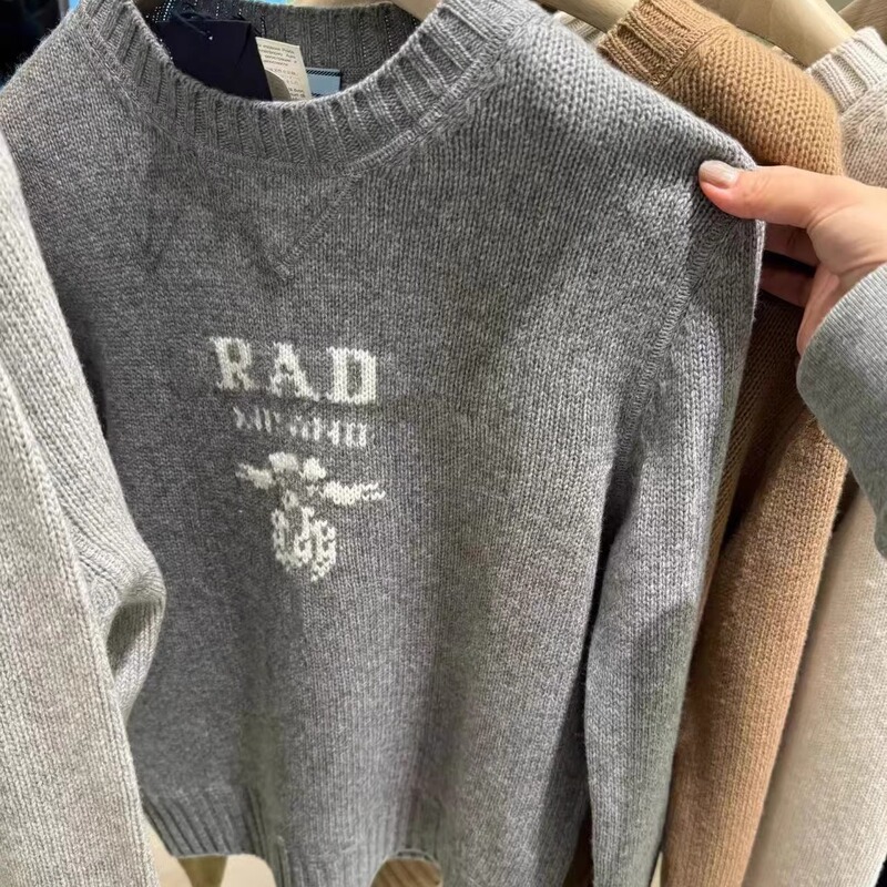 25 New Autumn and Winter Letter Intarsia Logo Cashmere Round Neck Knitwear for Women with Classic Thickeneded Wool Knitwear 25 New Autumn and Winter Letter Intarsia Logo Cashmere Round Neck Knitwear for Women with Classic Thickeneded Wool Knitwear