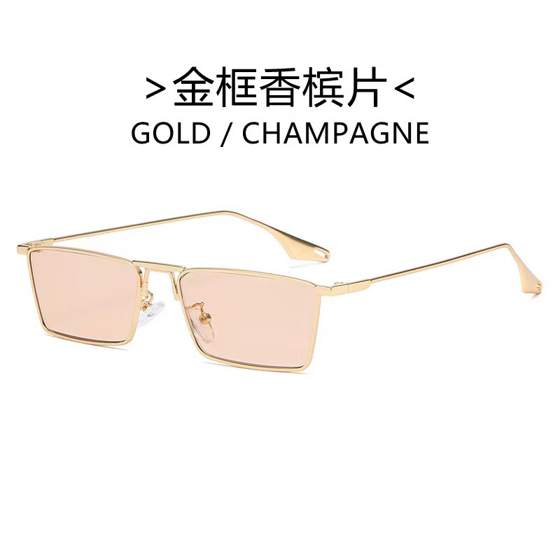 골드 프레임이있는 가벼운 차