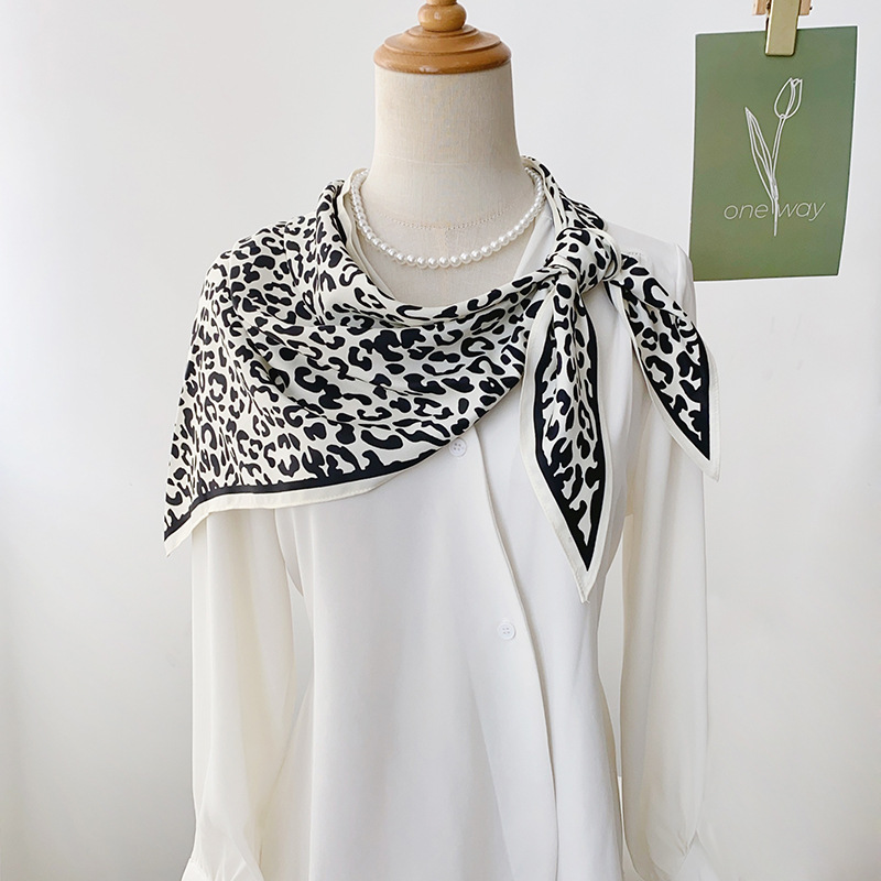 Bufanda de seda estampada en contraste en blanco y negro Bufanda triangular de sarga de sentido avanzado retro coreano Bufanda de seda fina de temperamento de moda