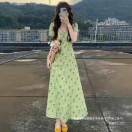 绿色v领碎花连衣裙子女夏季2026新款今年流行巨好看绝美长裙