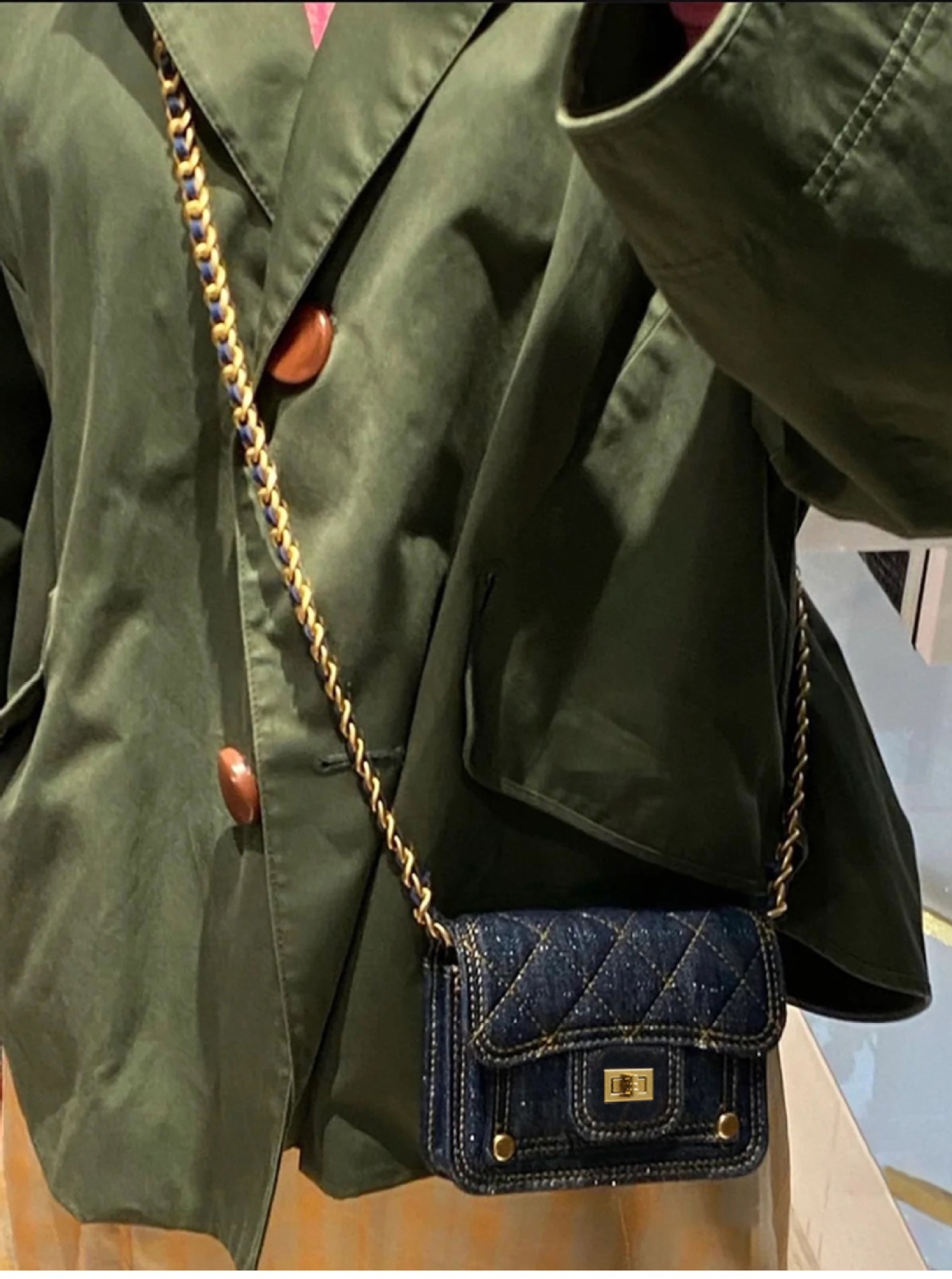 Dames mini schoudertas van gewassen denim met kettingdetail_voghion.com