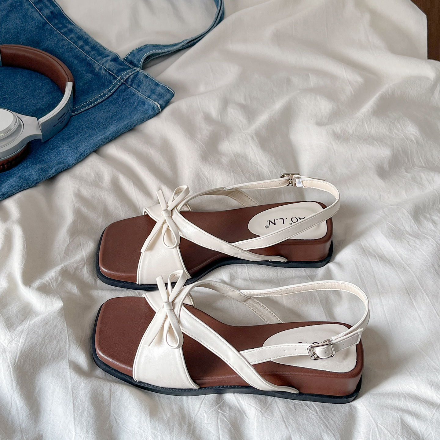 Fashionable sandals with bow with a strap platform