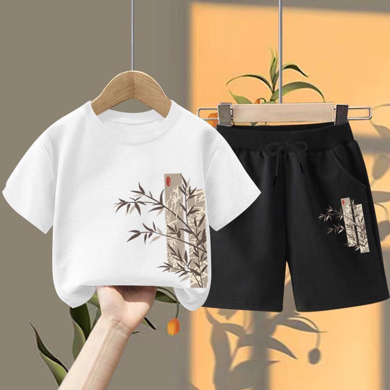 (흰색 티셔츠 + 끈이 달린 검정색 반바지) 왼쪽 아래 대나무