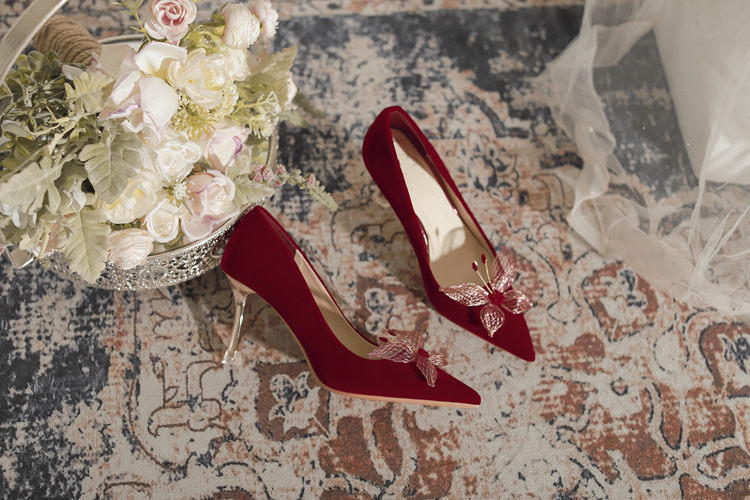 Hochzeitsschuhe Xiuhe Hochzeitskleid Zwei trägt Brautschuhe Frühling und Sommer Blume dünne Absätze rote spitze High Heels weiblich_voghion.com