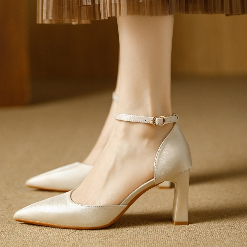 2026 nuevos zapatos de tacones altos puntiagudos de tacones delgados con cuero hueco zapatos de una sola pieza de zapatos de color desnudo