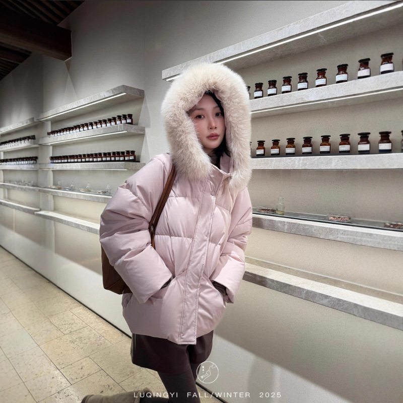 2026 Winter New Model Xiangxiesong Short down Jacket for Women, 90% White Duck Down, Fox Fur Collar, Thickened, Warm, Hooded Coat 2026 Winter New Model Xiangxiesong Short down Jacket for Women, 90% White Duck Down, Fox Fur Collar, Thickened, Warm, Hooded Coat