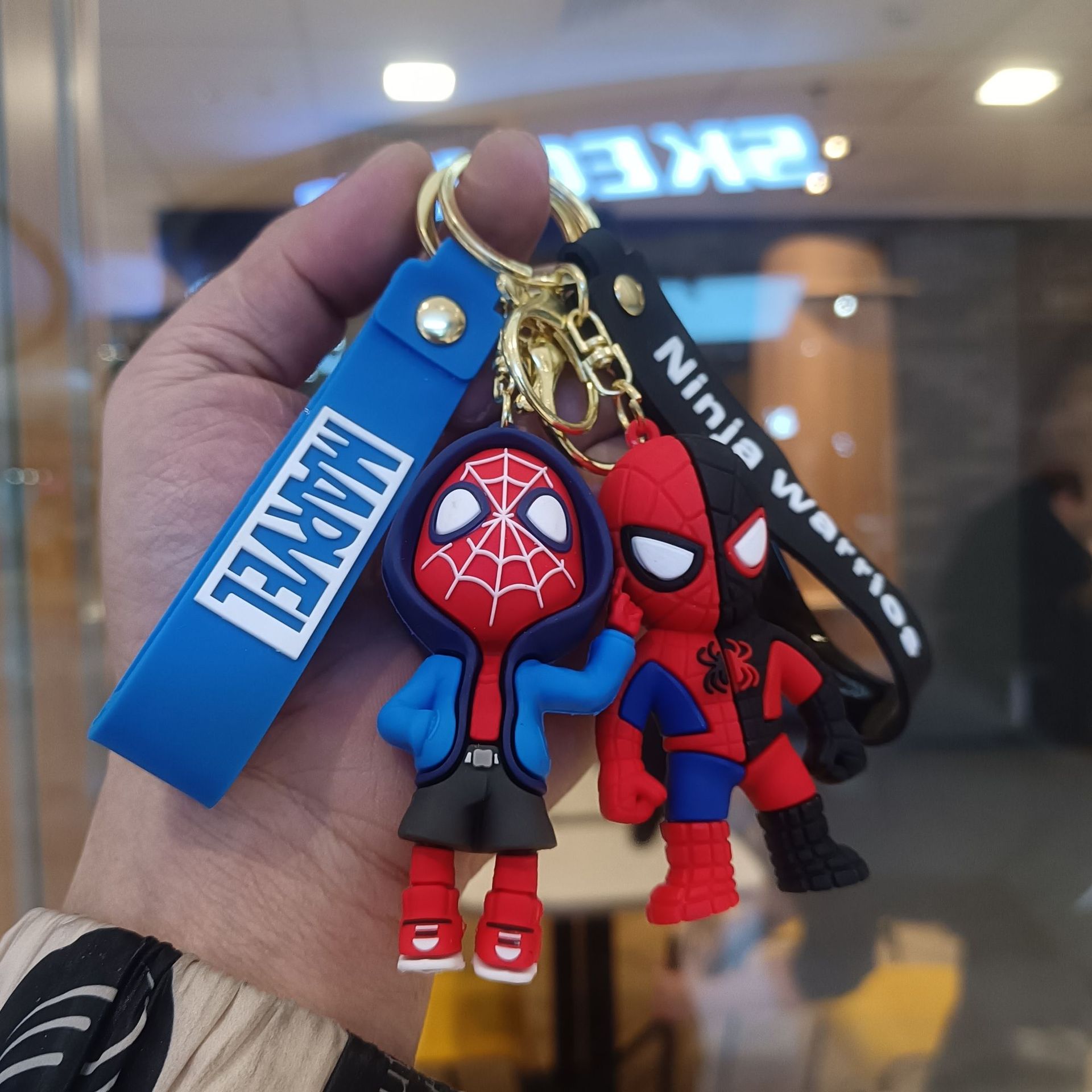Llavero de Spider-Man del Multiverso, muñeco 3D de dibujos animados, llavero para pareja, colgante para mochila, pequeño regalo al por mayor