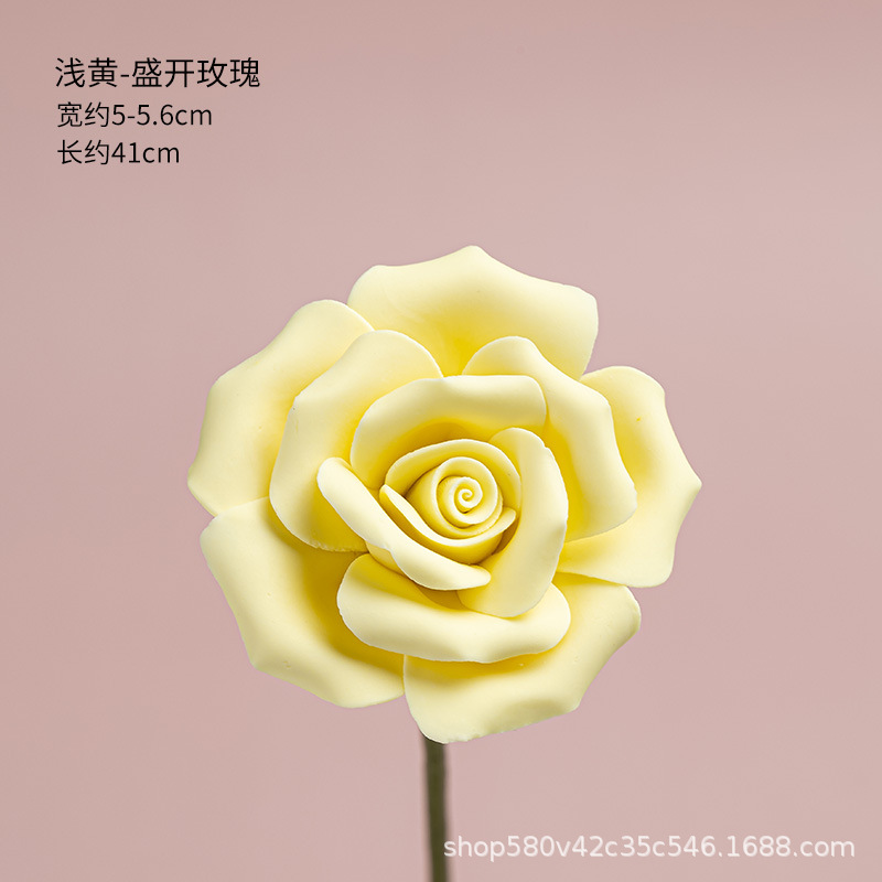피는 장미 - 연한 노란색