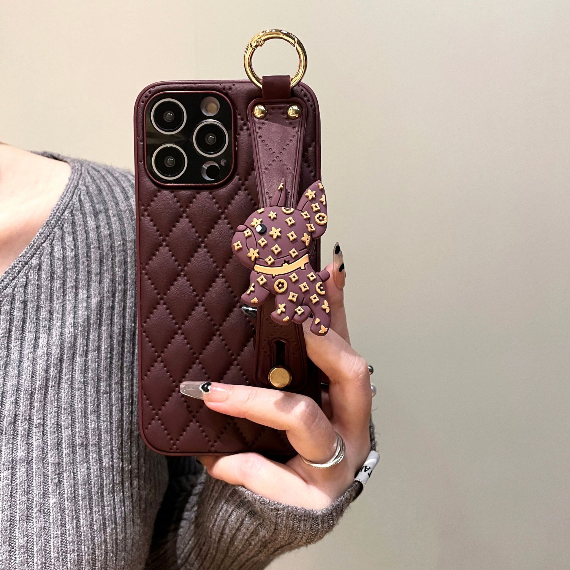 Ốp lưng điện thoại iPhone 16 Pro Max phong cách thời trang, có giá đỡ và dây đeo tay — Dây đeo tay hình thoi màu tím đậm, Dây đeo tay chó chiến đấu hình thoi màu tím đậm chi tiết 5