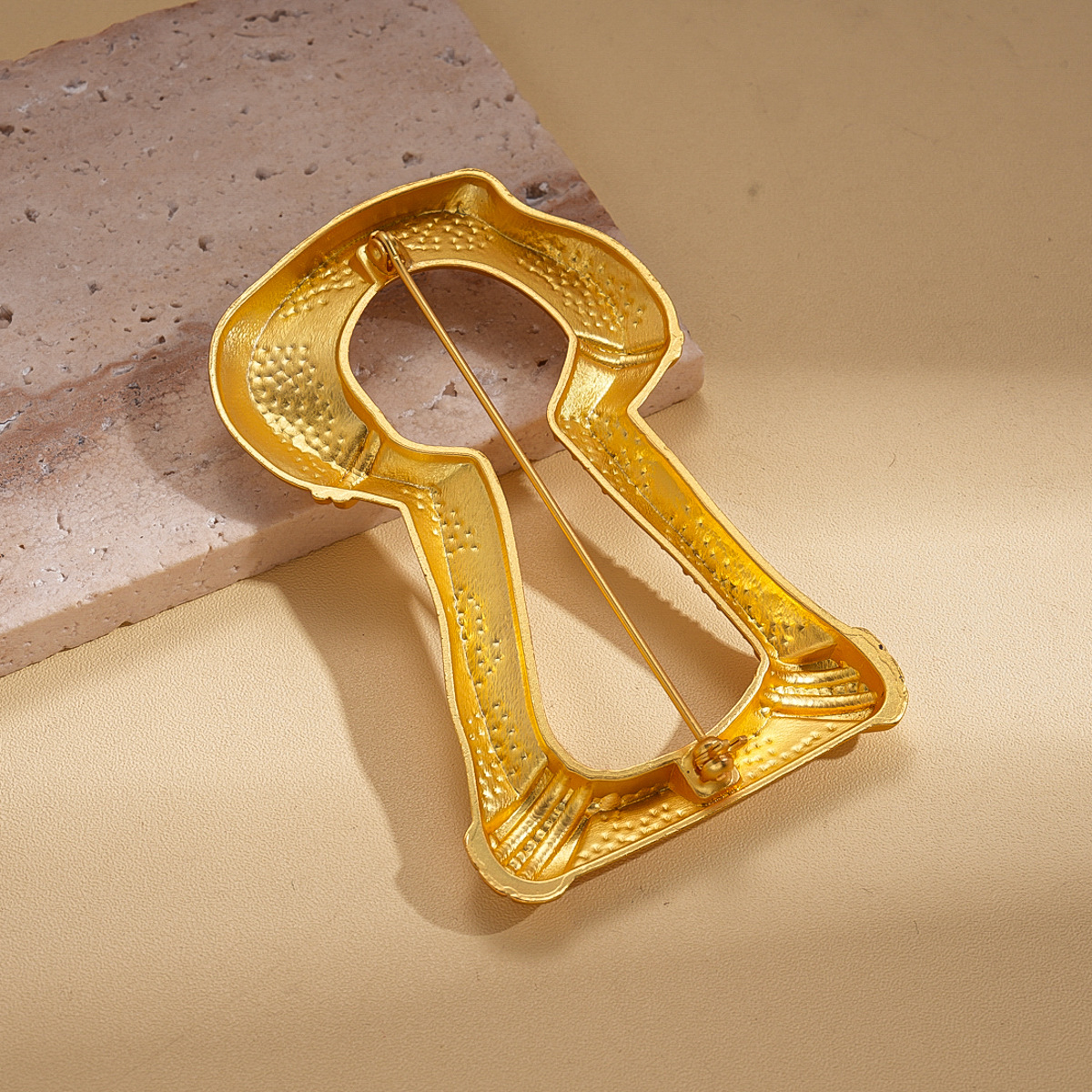 Europa y los Estados Unidos transfronterizos simplificados agujero de llave hueco broche de diseño de moda aguja de género nicho alta sensación de pecho mujer image 3