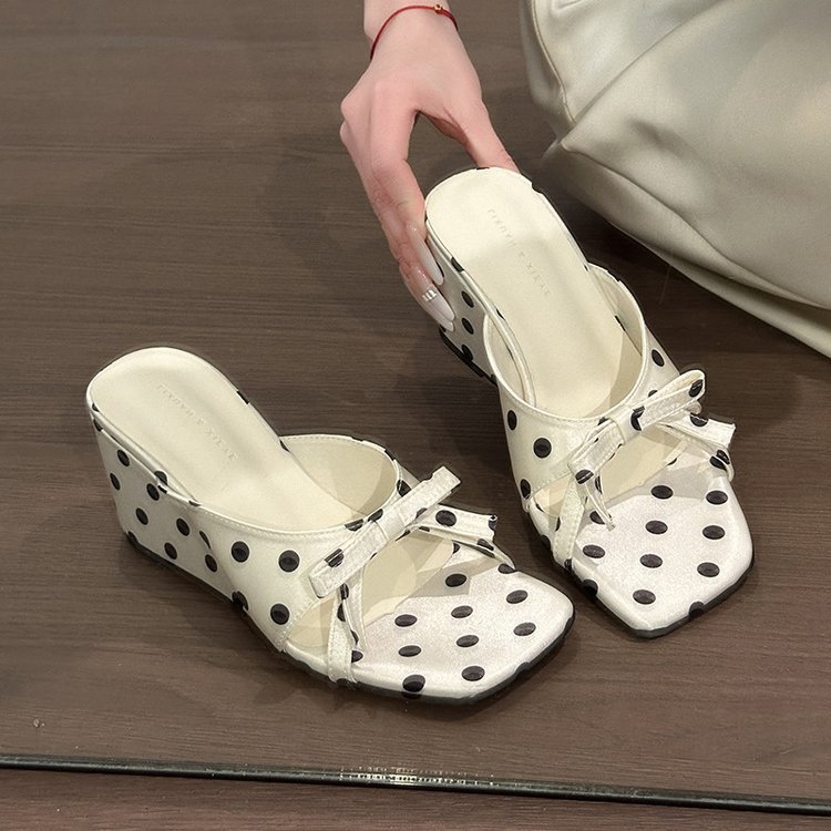 Aumentar la altura de la parte inferior gruesa de las zapatillas de talón de verano 2026 nuevas zapatillas de tacones altos con falda temperamento sandalias