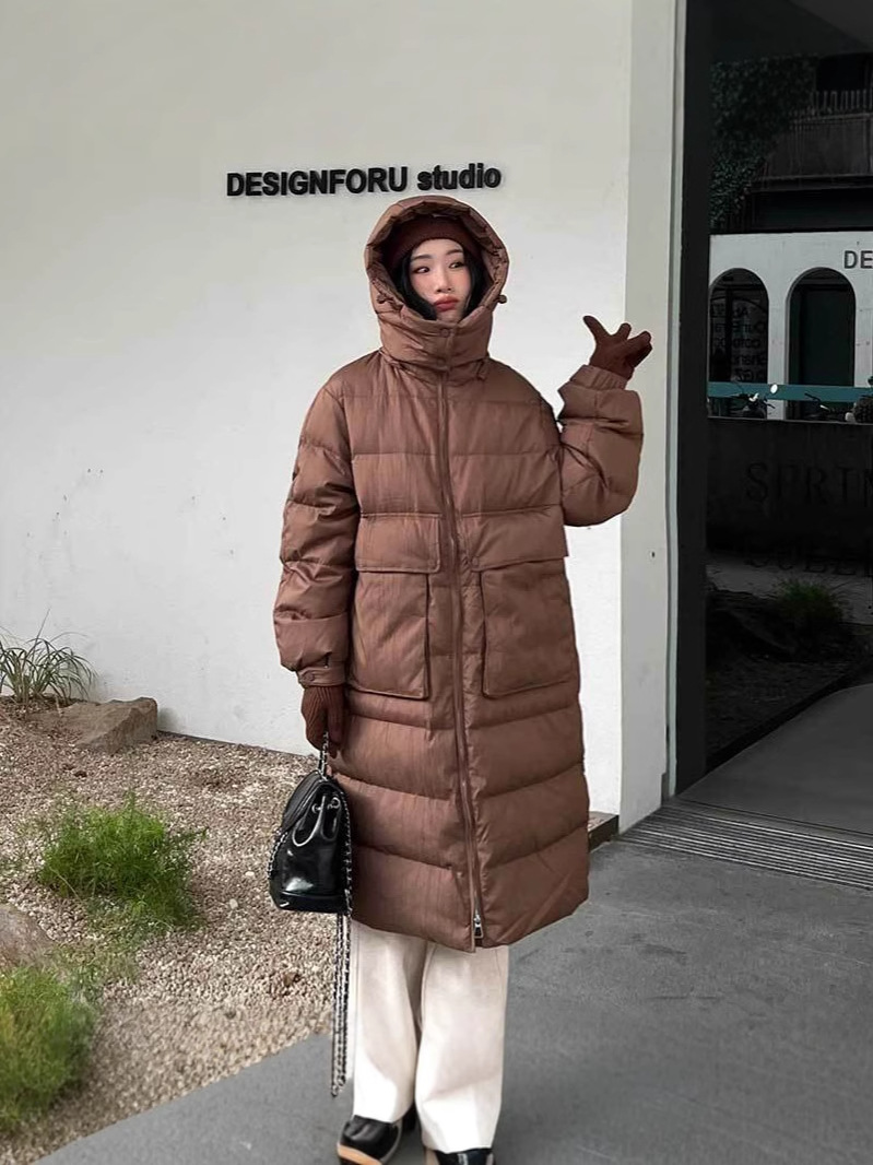 Chaqueta larga de plumón de ganso sobre la rodilla 90 chaqueta suelta con capucha de terciopelo temperamento tejido de textura de viaje arrugado ropa de mujer 24 invierno