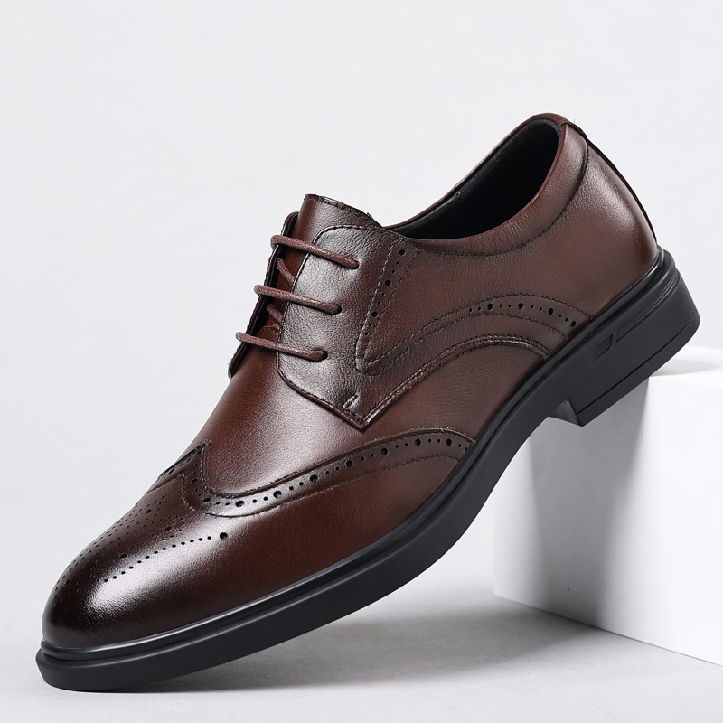 Zapatos de cuero de los nuevos hombres de la primera capa de piel de vaca brogue de cuero tallado estilo británico de los hombres ocasionales zapatos de los hombres de punta de fondo suave