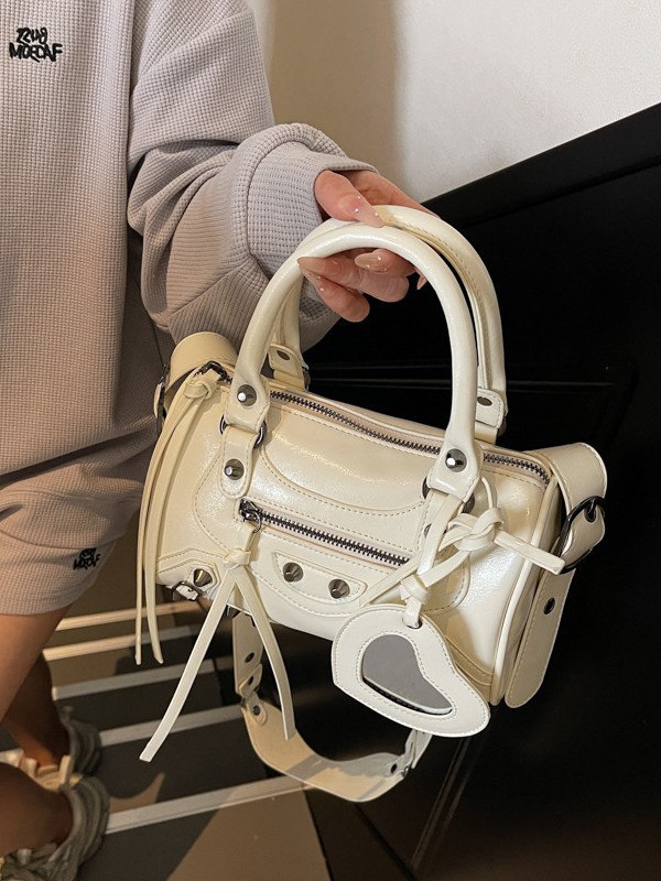 Bolso de motocicleta coreana para mujeres 2025 nuevo nicho de moda remachado bolso de almohada portátil correa de hombro ancha bolso de hombro