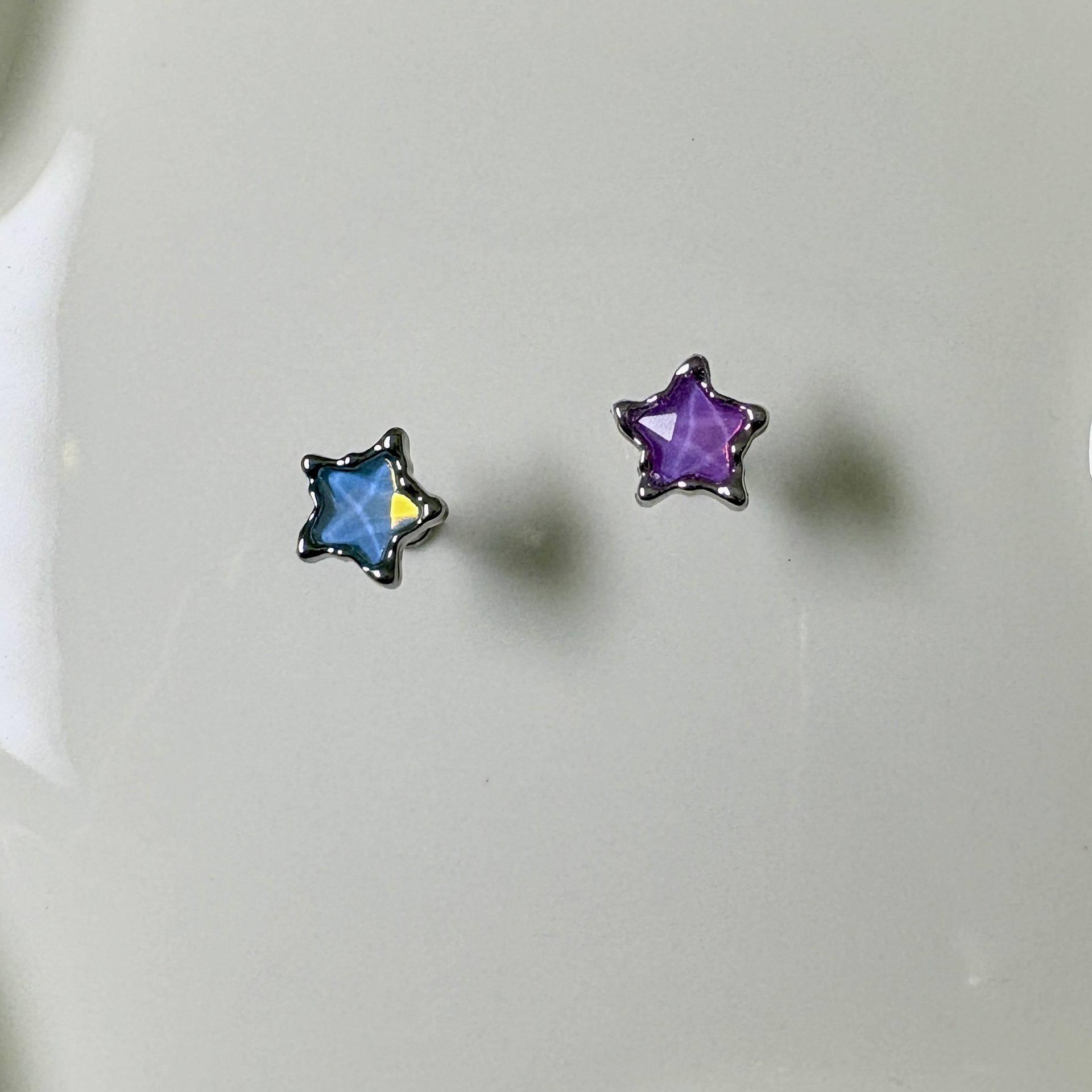 16G labret stud size and finish detail