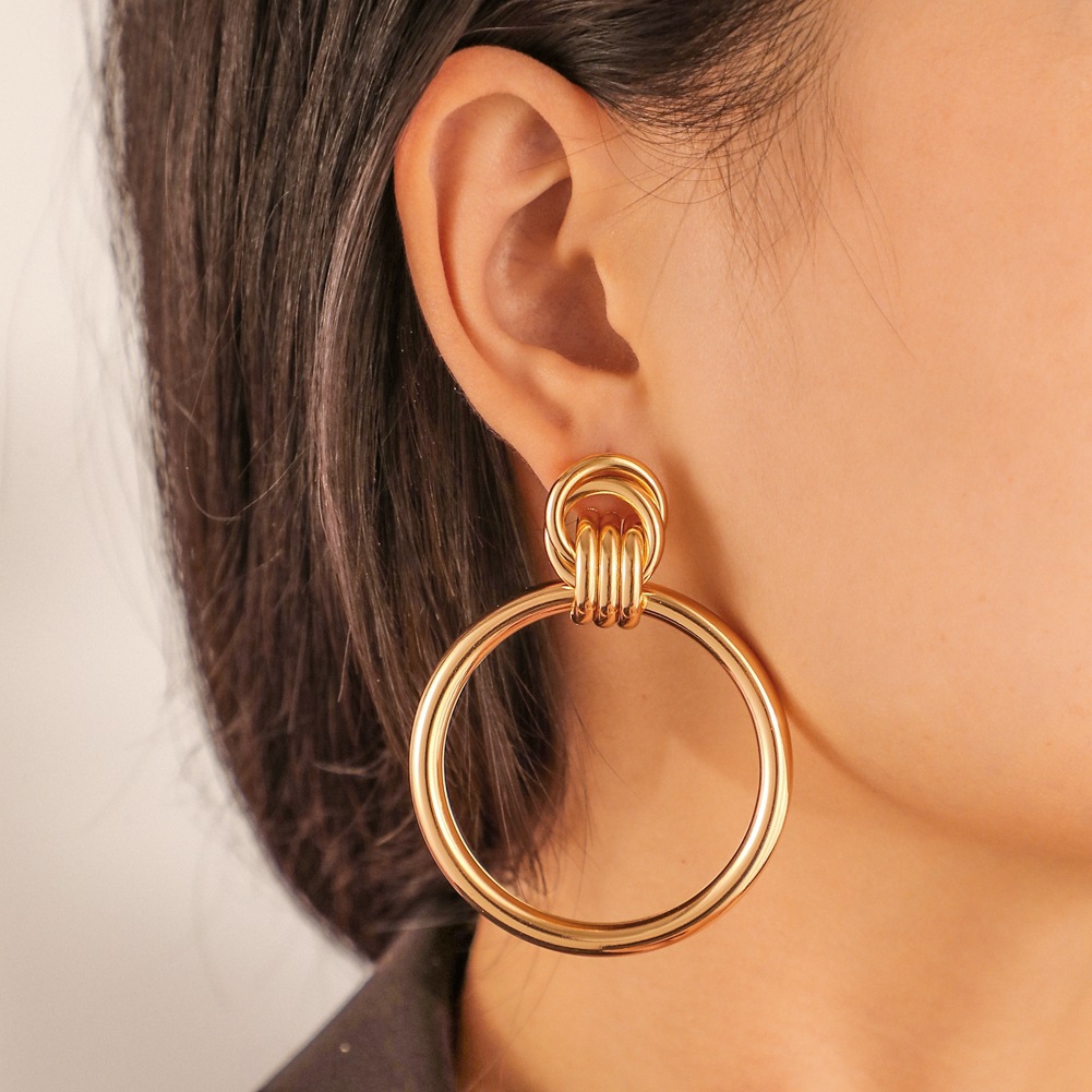 Fashion Circle Metal Interlocking Gold-plated Large Geometric Earrings Women display picture 3