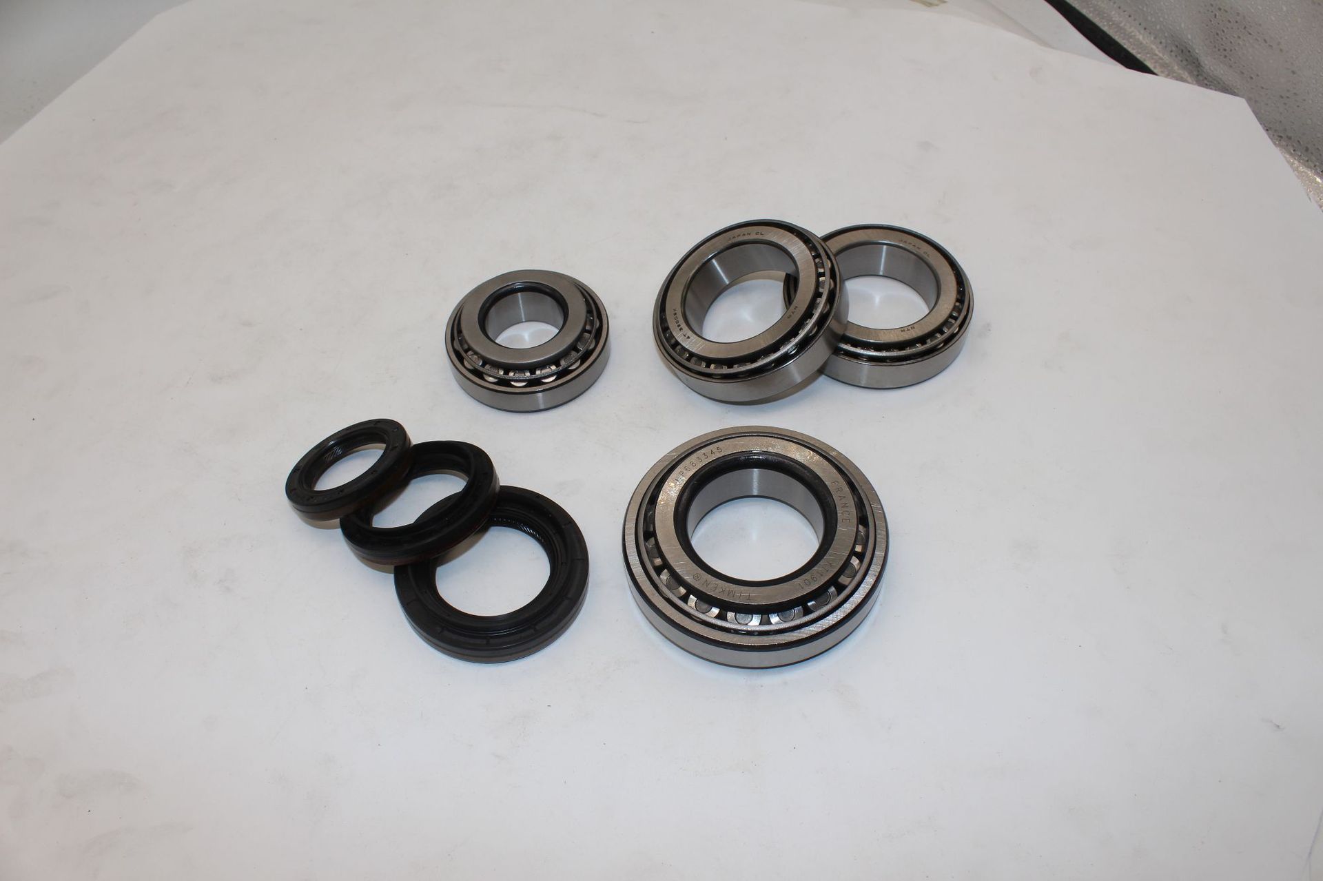 Suitable for Mercedes-Benz 221 rear differential bearing oil seal repair kit; tapered roller bearing seal ring, directly supplied by the manufacturer