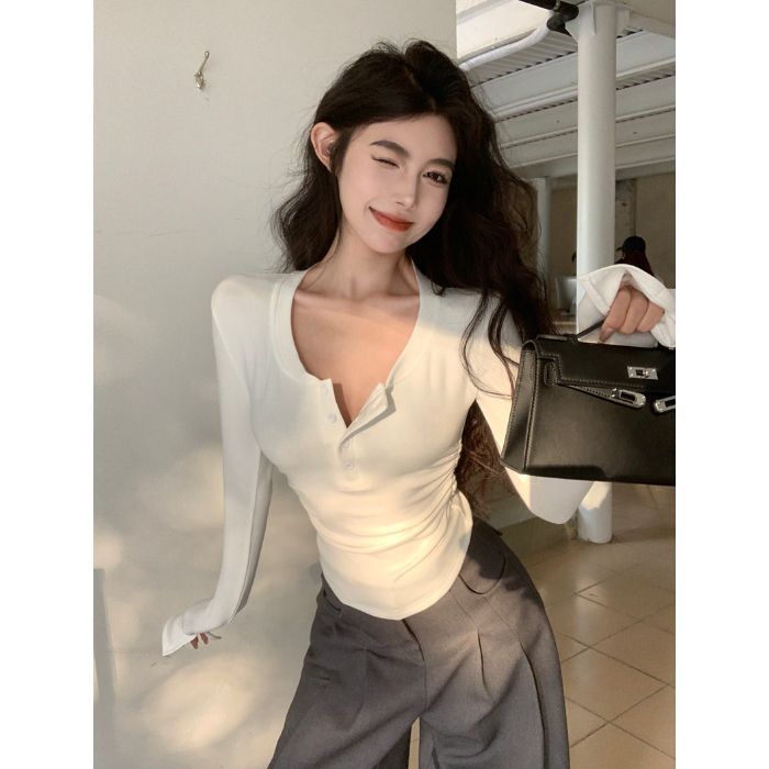 卡其色正肩V领T恤女春秋季棉质内搭长袖打底衫设计感收腰修身上衣|undefined