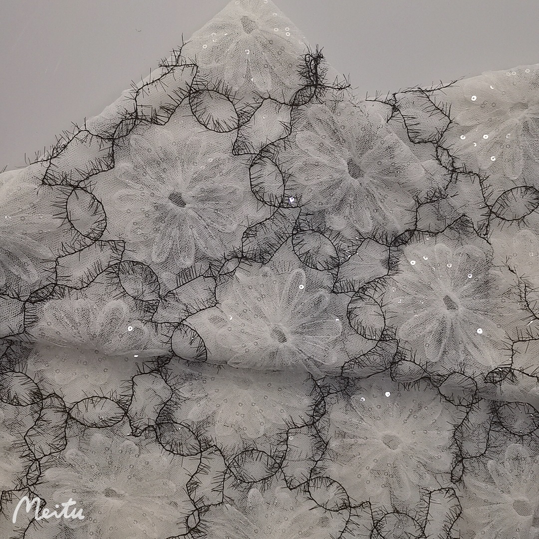 现货供应~秋冬新款36眼网纱多瓣花钩花绣片黑刺长条刺绣 仙美面料