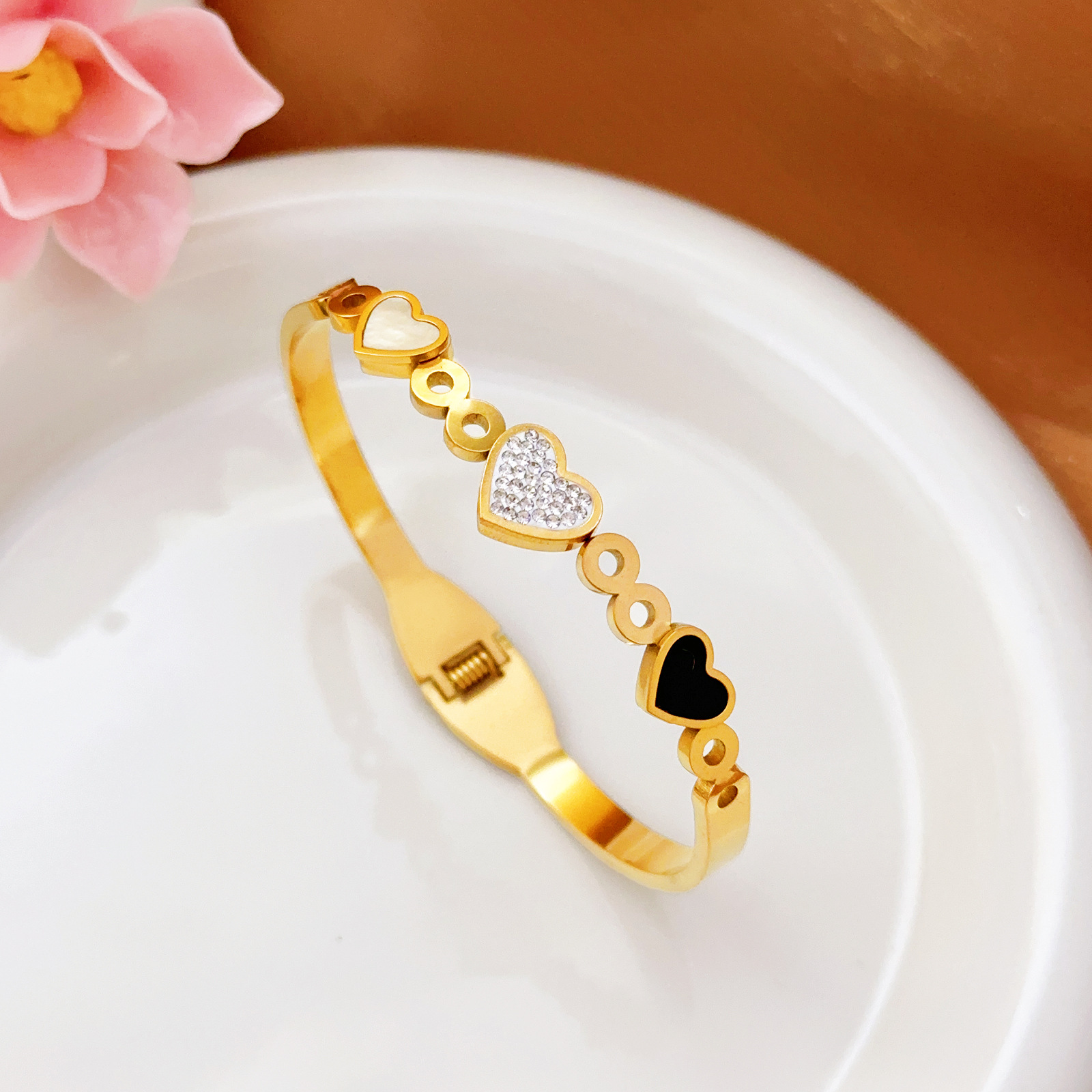 Brazalete de acero de titanio blanco y negro para mujeres no se desvanece ins18k personalidad de oro nicho diseño de pulsera de moda europea y americana