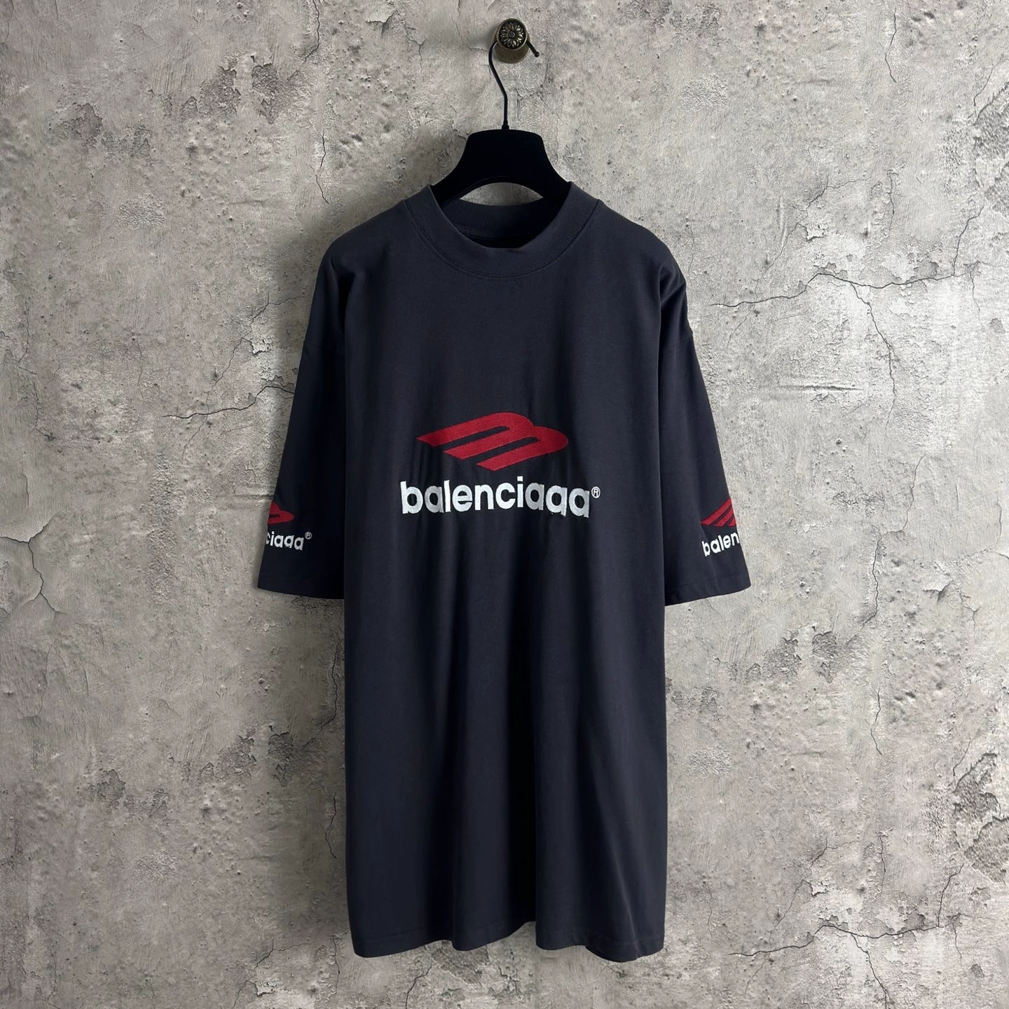 Правильная версия высококачественной футболки с короткими рукавами и большим логотипом семейства B спереди и сзади, с вышивкой на левой и правой рукавах для мужчин и женщин 2