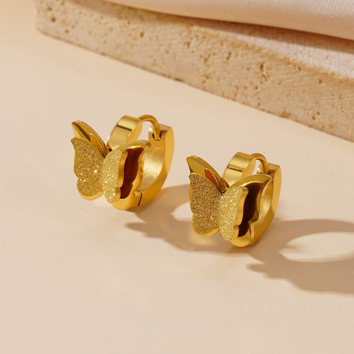 Personalidad de moda simple de acero de titanio mariposa pendientes femeninos populares pendientes no se desvanecen joyas de lujo ligero de lujo