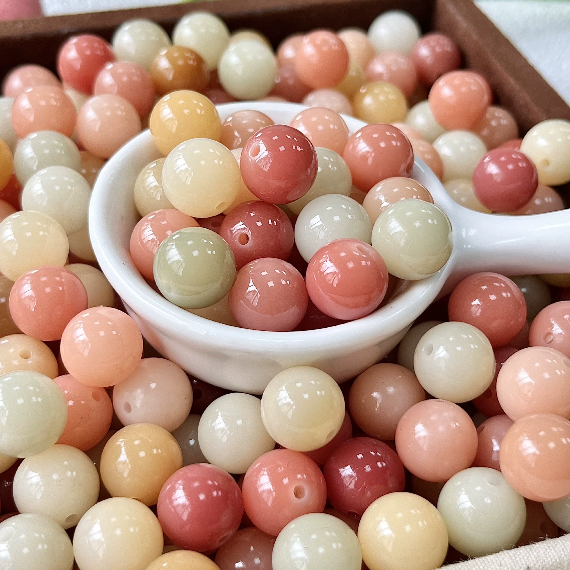 Прямая трансляция поставок натурального многоцветного цвета Бодхи ручной бусы разбросаны