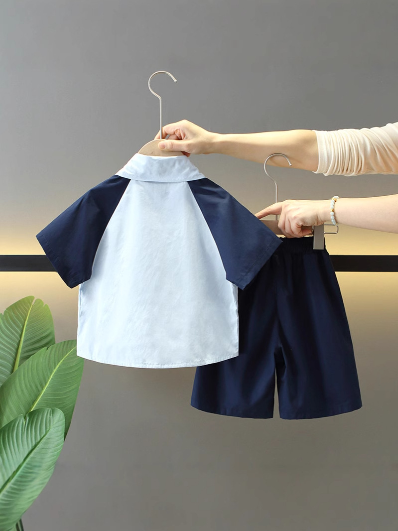 7871 Traje de verano para niños 2025 Camisa de manga corta estilo universitario Pantalones cortos de verano para niños de dos piezas Ropa de bebé
