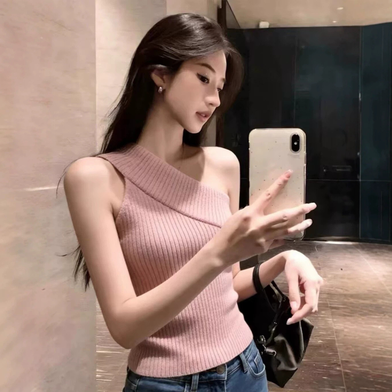 Áo ba lỗ nữ vai trễ phối dây đan chéo, phom ôm sát, kiểu dáng không tay mặc trong hoặc ngoài — màu hồng chi tiết 3