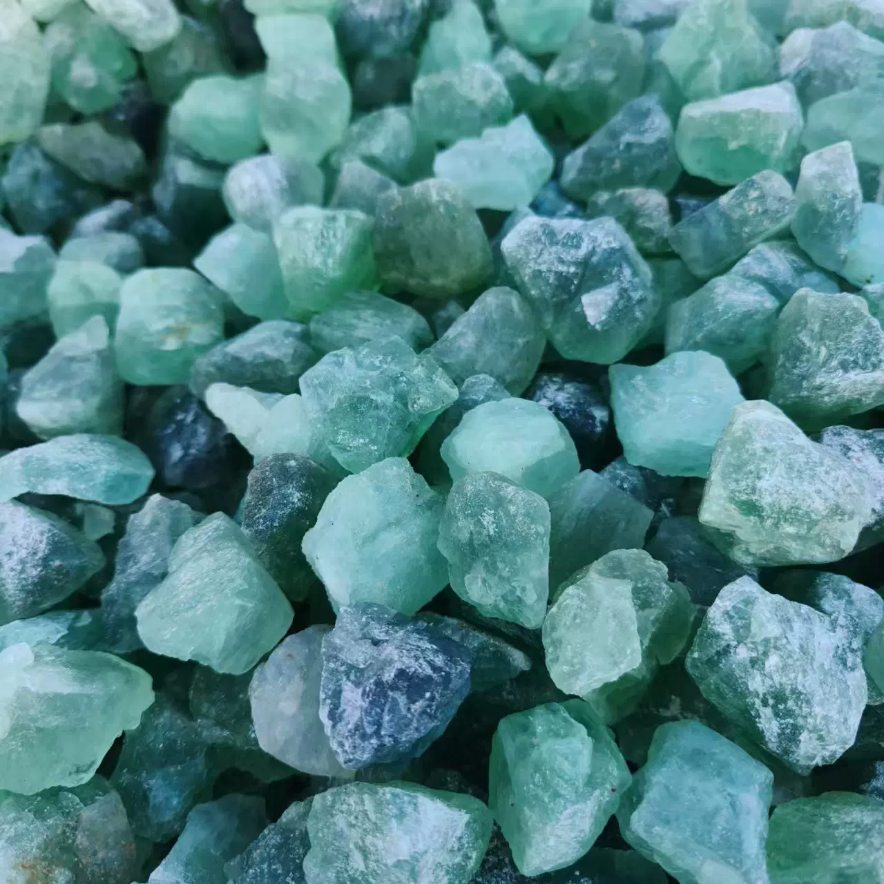 厂家销售萤石砂20-40目萤石砂氟化钙萤石砂玻璃用萤石块绿萤石