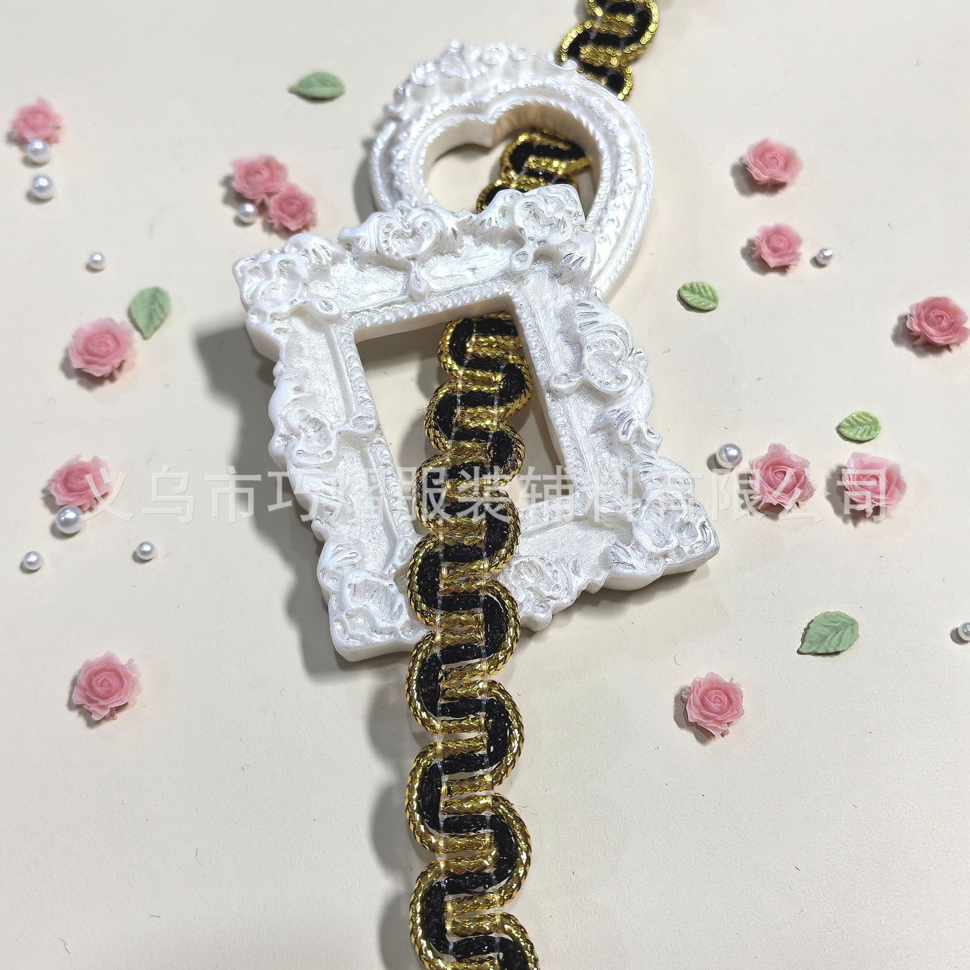 Venta al por mayor de fábrica de color de oro y plata lentejuelas florales con adornos accesorios de ropa accesorios de estilo étnico ondulado