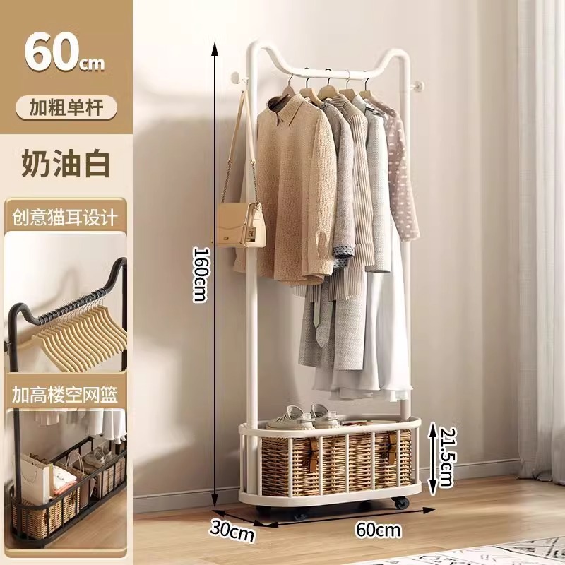 ハンガーを掛けて寝室の床に置く服のハンガーは移動できます。スペースを取らずに家に入れて物を置く棚が一体になって壁に寄りかかって服を干します。|undefined