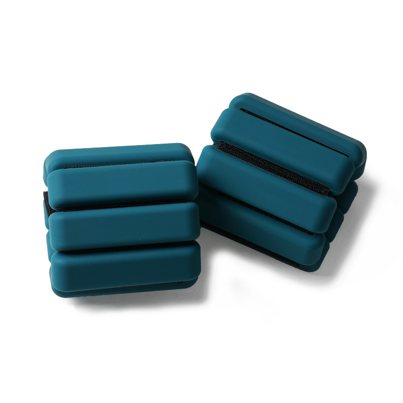 Темно зеленый