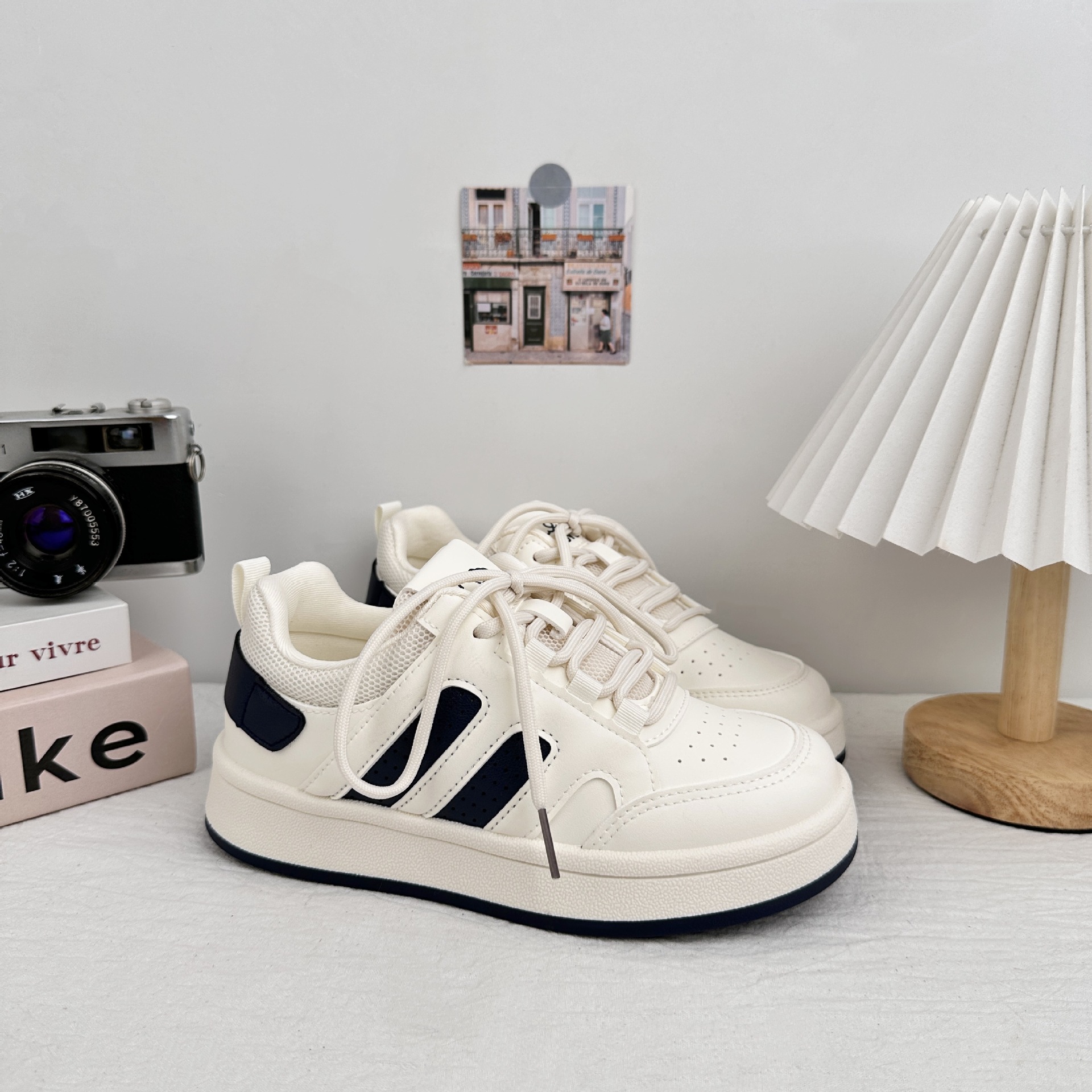 Zapatos blancos de fondo grueso para mujeres 2025 nuevos zapatos de skate casuales zapatos de nicho zapatos de mujer zapatos de pan