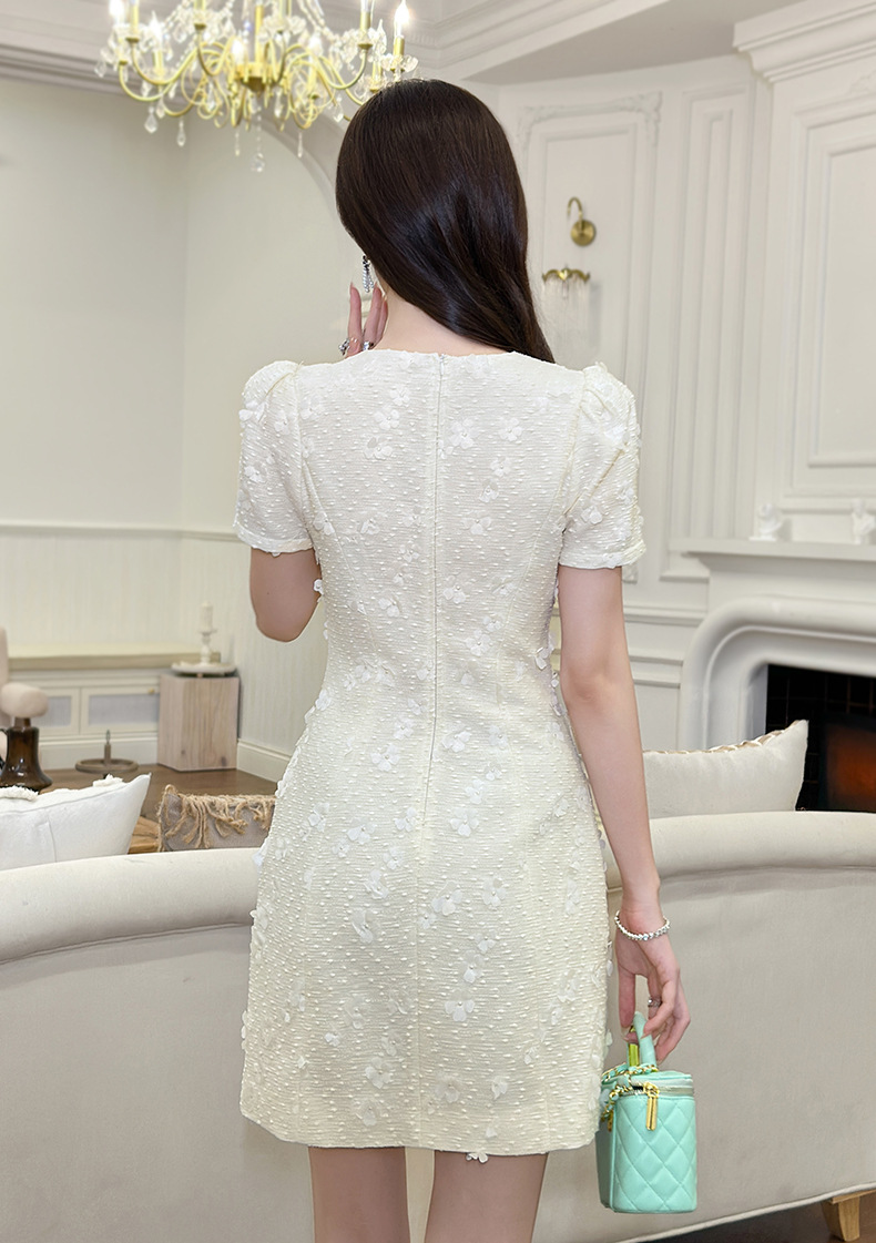 Váy cổ chữ V một hàng khuy kiểu Chanel, hoa ba chiều, hiệu ứng thon gọn — trắng chi tiết 9