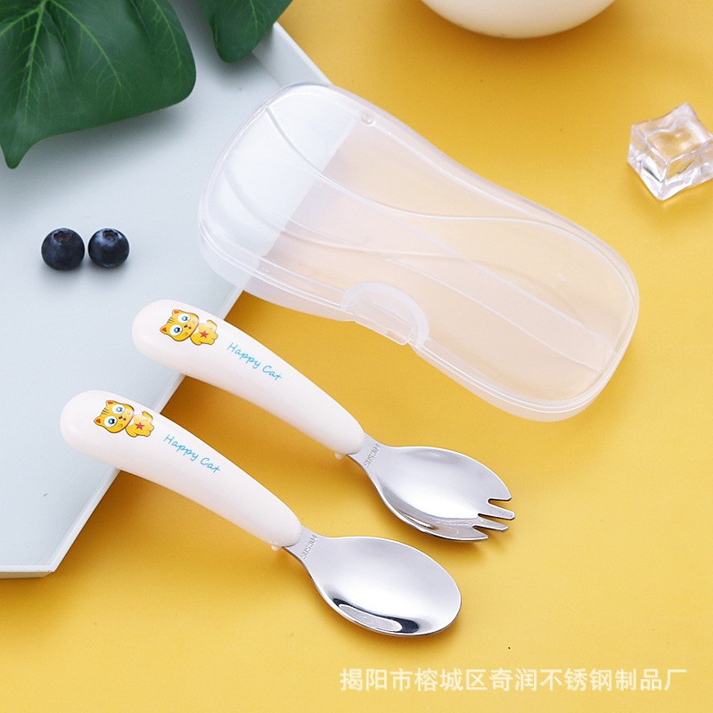 미색 스푼과 포크 세트