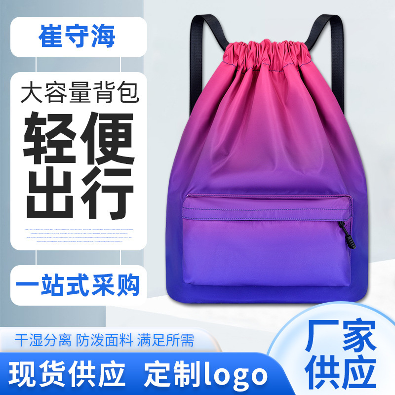 ビジネスはシンプルで、斜めにパソコンにまたがってファッション服を包んで旅行します。|undefined
